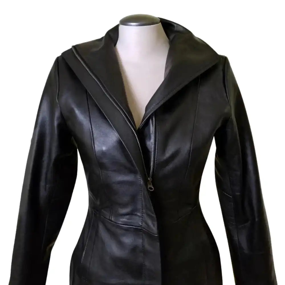 Detailed front view of Nelly's women's long leather coat on a mannequin, featuring double wind flaps and a button-down closure.